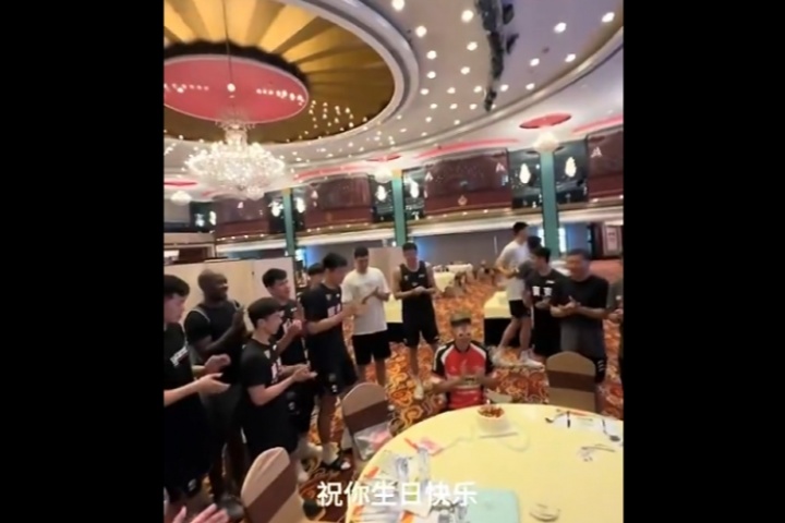 ??廣東為杜鋒唱生日歌 徐昕面色不善試圖提前離場被拽回！