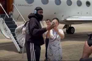 登哥來(lái)啦??哈登乘機(jī)抵達(dá)中國(guó) 連續(xù)第3年開啟中國(guó)行