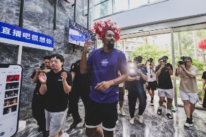 NBA球星丁威迪空降直播吧 沉浸式體驗閩南文化 學(xué)會愛拼才會贏！