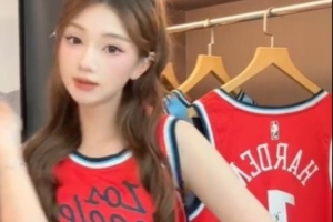 開心！美女主持人魏欣怡：一枚拿到哈登親簽的快樂女登蜜??