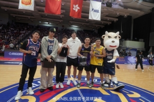 湖人球星里夫斯觀看香港金牛vs湖北文旅 并為球迷送球衣&球鞋