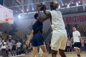 巴特勒和球迷打?qū)官惿涎萑纸^殺?? 全場高喊“MVP”