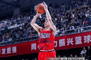 好久不見??郭艾倫現(xiàn)身CBA夏季聯(lián)賽啟東站 并進(jìn)行簡(jiǎn)單投籃