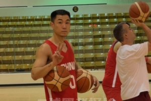 媒體人曬中國(guó)男籃訓(xùn)練照：今天依舊在吉達(dá)聯(lián)合的俱樂部?jī)?nèi)備戰(zhàn)