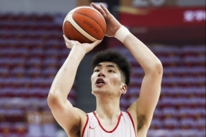媒體人：中國男籃若對陣韓國 余嘉豪輪換順位可靠后些 試試李祥波